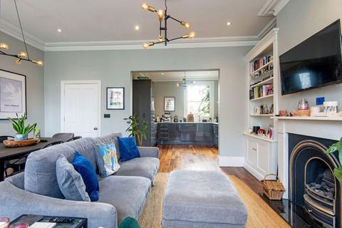 2 bedroom maisonette to rent, St. Thomas's Square, London E9