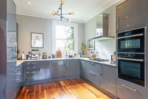 2 bedroom maisonette to rent, St. Thomas's Square, London E9