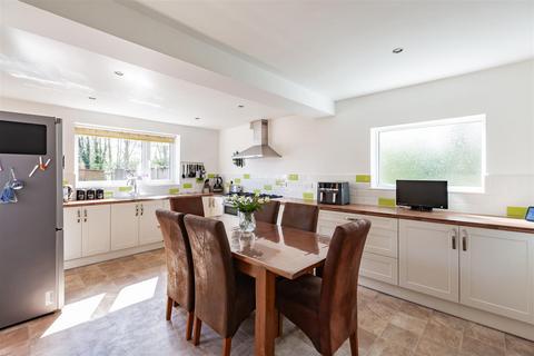 6 Foxbury, New Ash Green, Longfield, DA3 8LP
