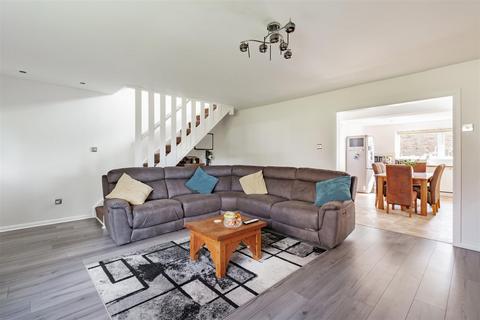 6 Foxbury, New Ash Green, Longfield, DA3 8LP