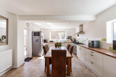 6 Foxbury, New Ash Green, Longfield, DA3 8LP