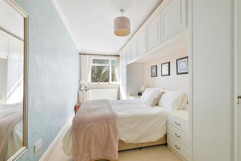 10 Cypress Way, Banstead, SM7 1NN