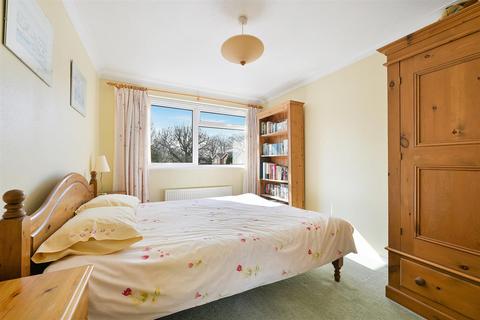 10 Cypress Way, Banstead, SM7 1NN