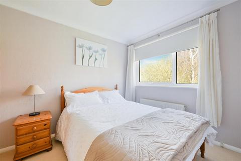 10 Cypress Way, Banstead, SM7 1NN