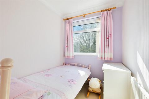 10 Cypress Way, Banstead, SM7 1NN