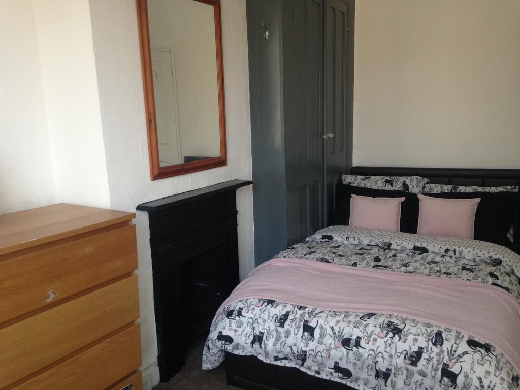 This cozy double bedroom features a stylish bed...