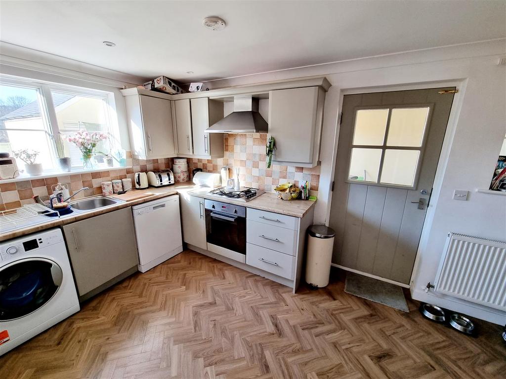 Kitchen 1.jpg