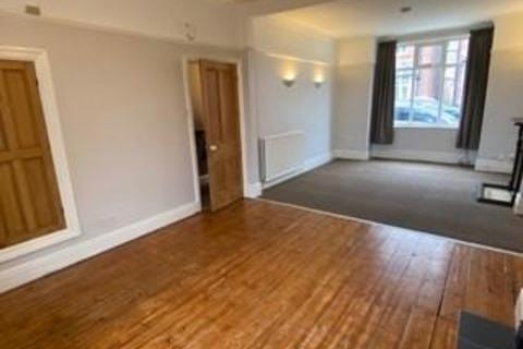 4 bedroom end of terrace house to rent, Lilac Road, Hale