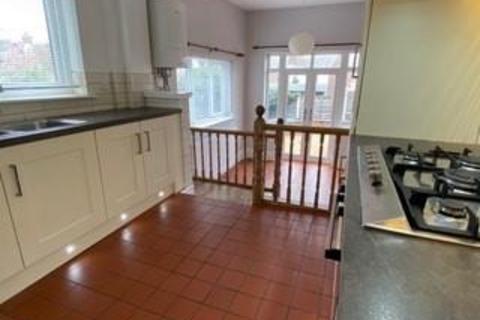 4 bedroom end of terrace house to rent, Lilac Road, Hale