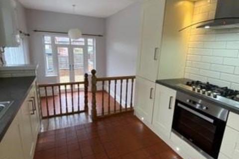 4 bedroom end of terrace house to rent, Lilac Road, Hale
