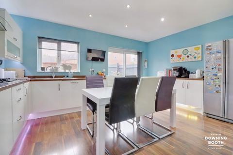 40 Thacker Drive, Lichfield, WS13 6NS