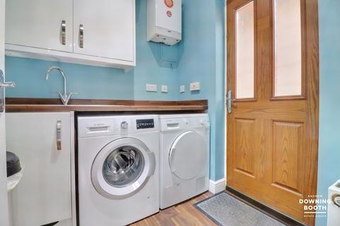 40 Thacker Drive, Lichfield, WS13 6NS