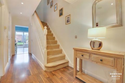 40 Thacker Drive, Lichfield, WS13 6NS