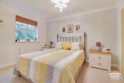 40 Thacker Drive, Lichfield, WS13 6NS