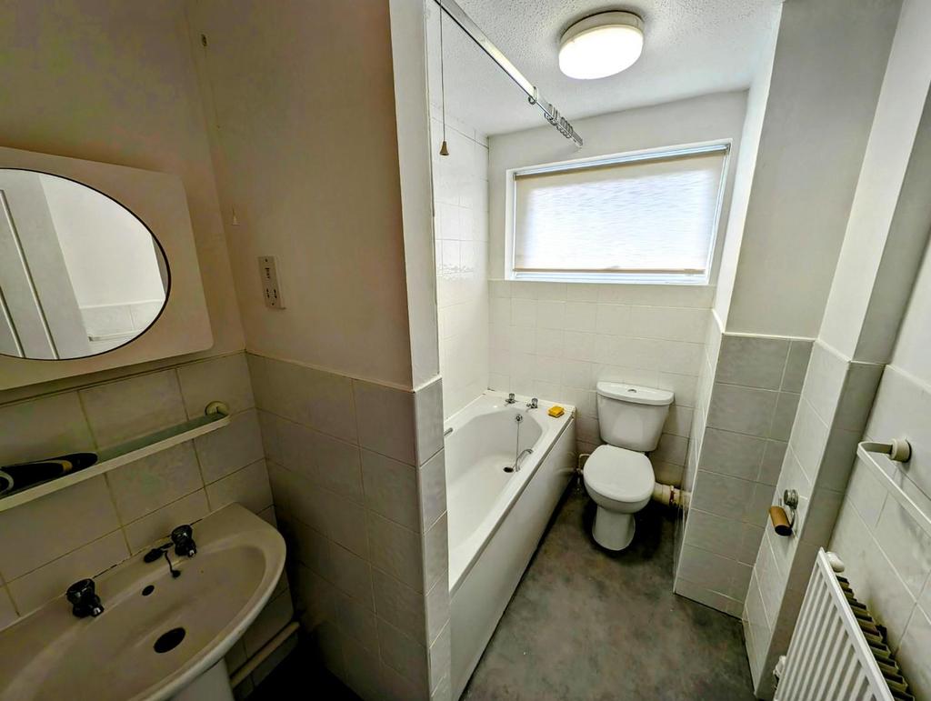 31 Quedgeley bathroom.jpg
