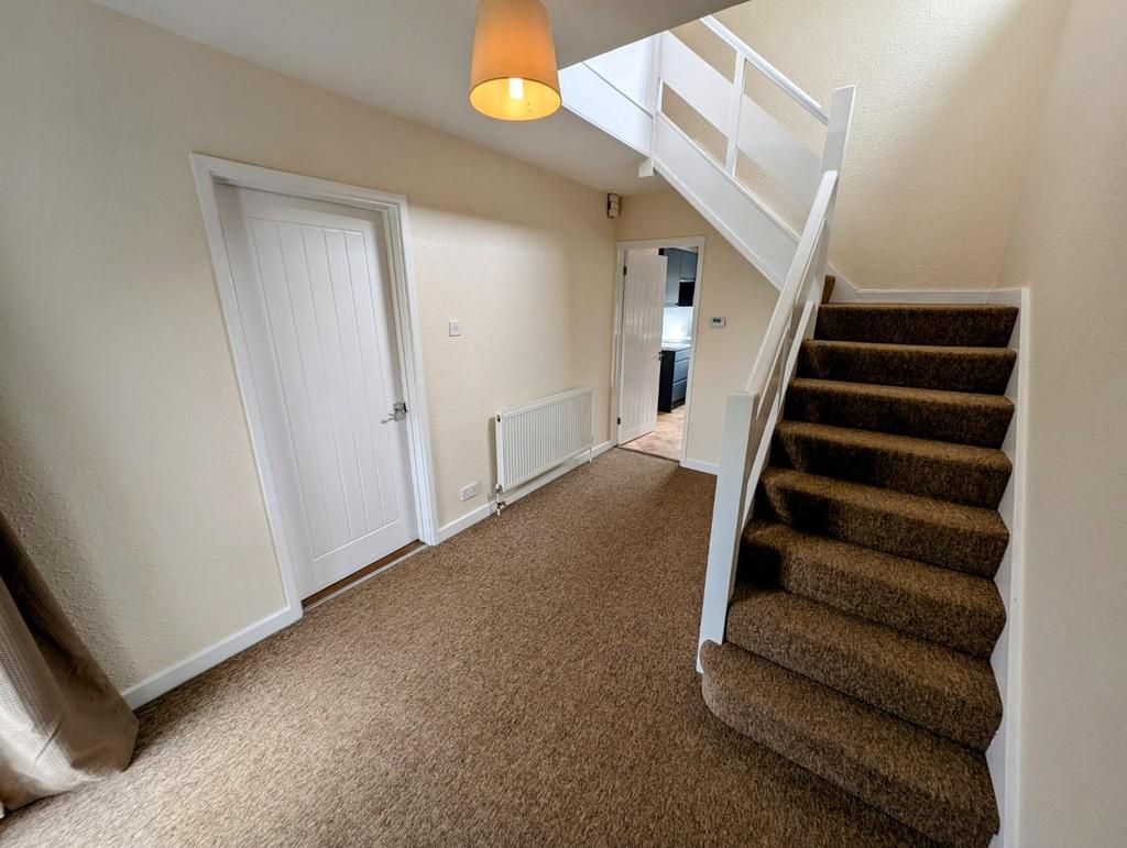 31 Quedgeley entrance hall 2.jpg