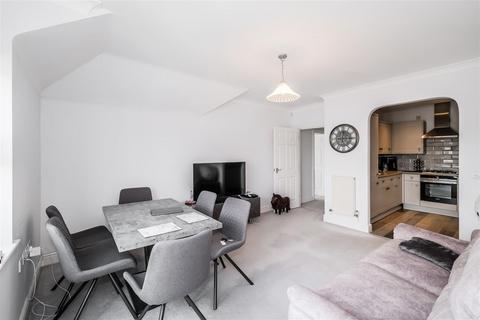 2 bedroom flat to rent, Maple Lodge, Roding Lane, Buckhurst Hill