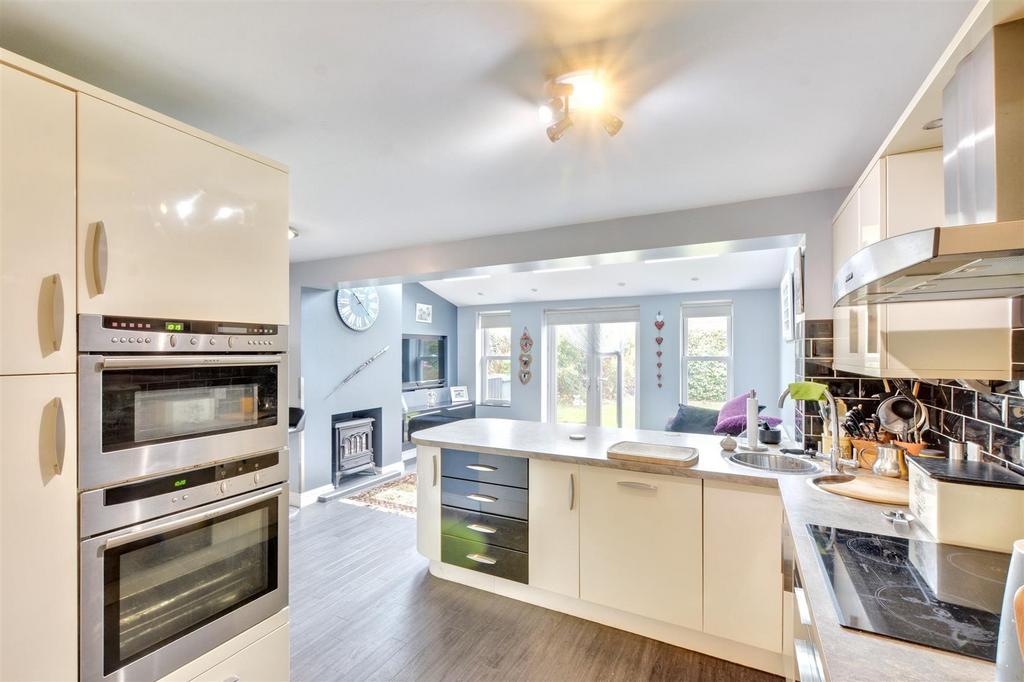 Kitchen 2.jpeg