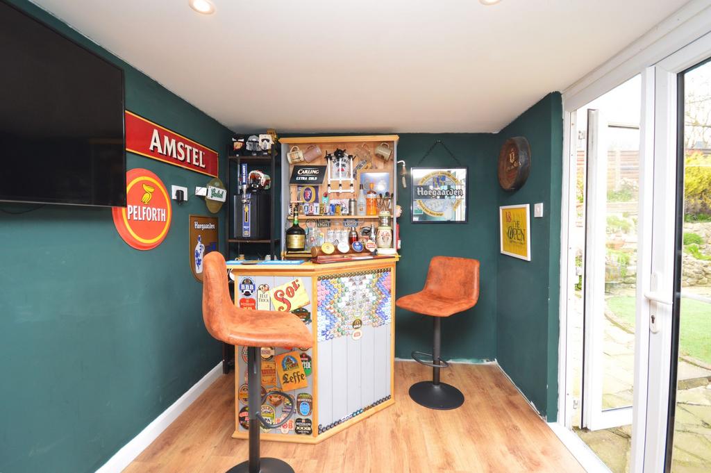 Outside Bar