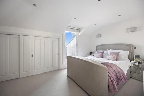 18e Belsize Park, London, NW3 4DU