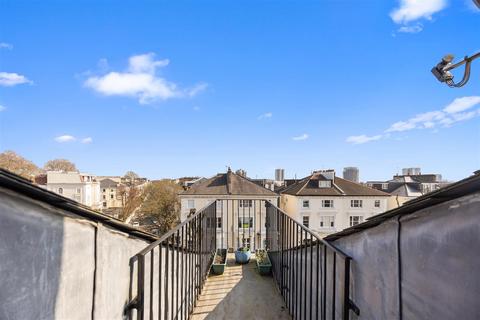 18e Belsize Park, London, NW3 4DU