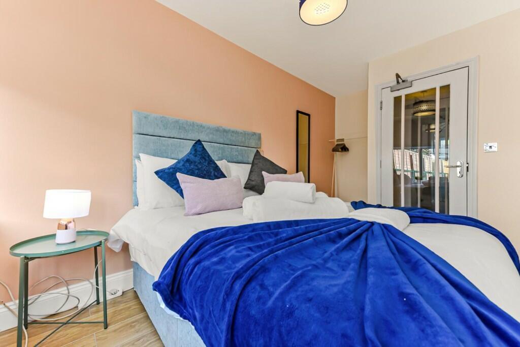 242054 Cassland Road Serviced Apartment IMG 01 0000.j