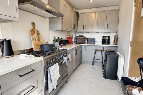2 Broomes Park, Chadderton, Oldham, OL9 9GH