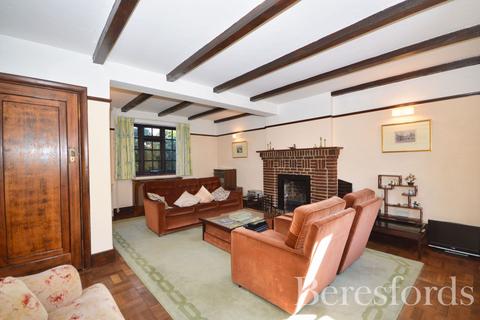 61 Heath Drive, Romford, RM2 5QR