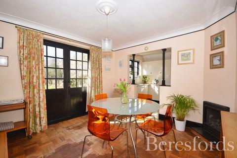 61 Heath Drive, Romford, RM2 5QR