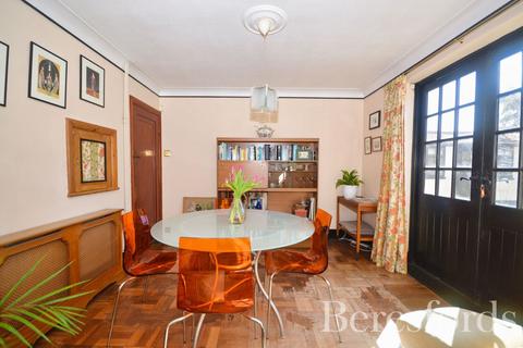 61 Heath Drive, Romford, RM2 5QR