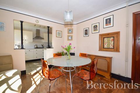 61 Heath Drive, Romford, RM2 5QR