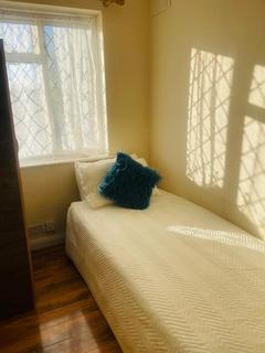 1 bedroom in a house share to rent, Raynton Drive, Hayes UB4