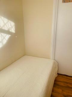 1 bedroom in a house share to rent, Raynton Drive, Hayes UB4