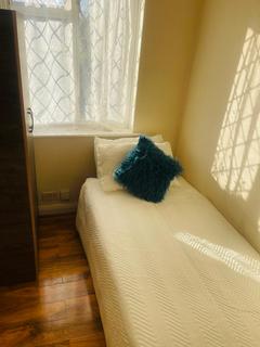 1 bedroom in a house share to rent, Raynton Drive, Hayes UB4