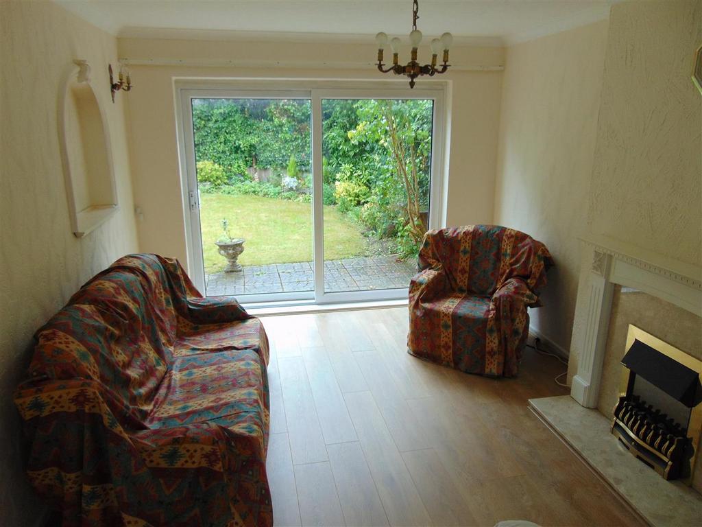 Through lounge/dining room