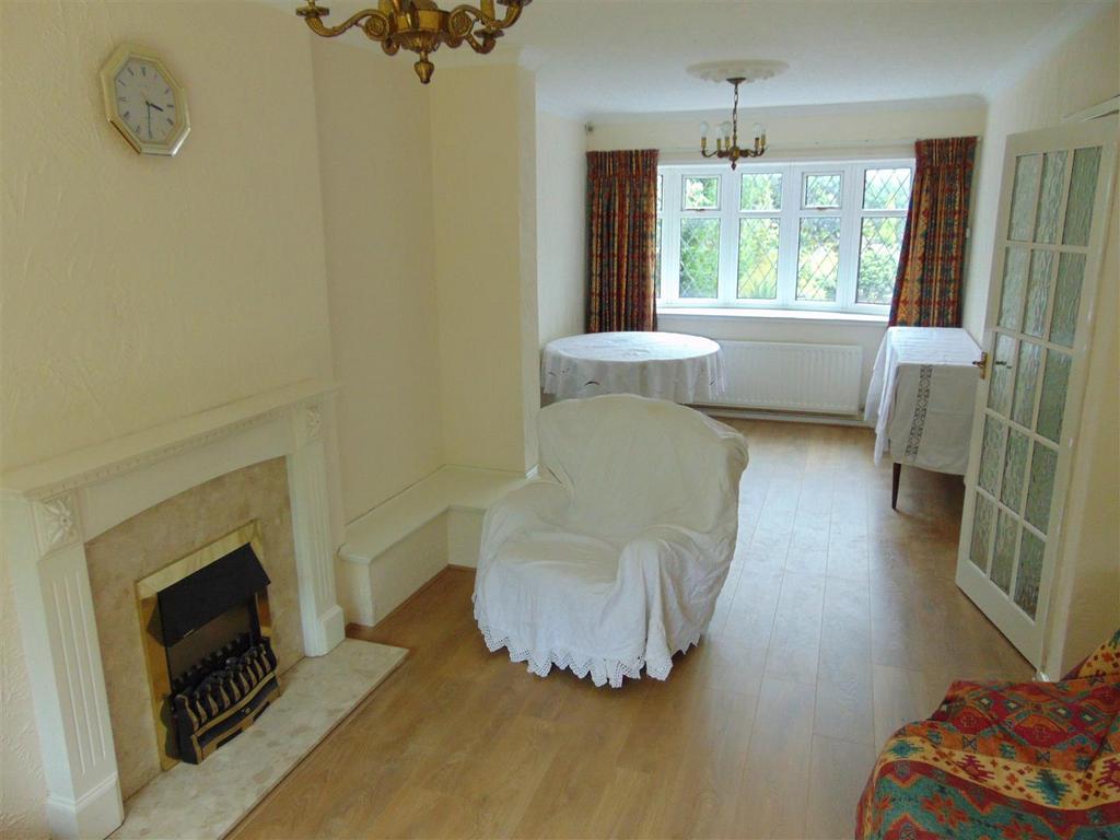 Through lounge/dining room