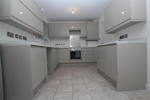 3 bedroom semi-detached house to rent, Cumberland Avenue, Chandler's Ford, Eastleigh