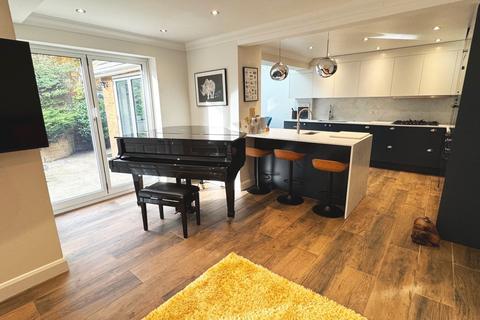 6 Danehurst Close, Egham, TW20 9PX