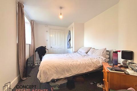 3 bedroom apartment to rent, Clapham Road, Stockwell, SW9