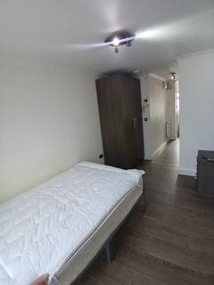 Studio to rent, Great North Way, Hendon, NW4