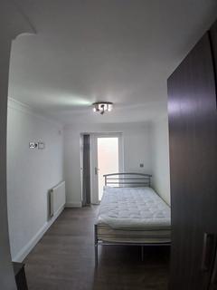 Studio to rent, Great North Way, Hendon, NW4
