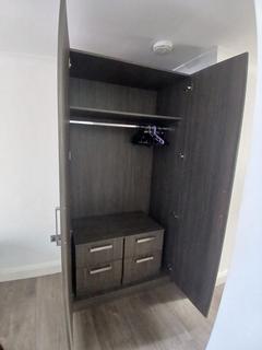 Studio to rent, Great North Way, Hendon, NW4