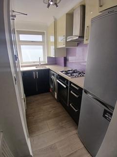 Studio to rent, Great North Way, Hendon, NW4