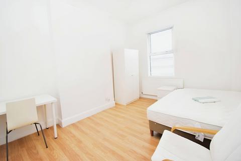 1 bedroom in a house share to rent, Catford Hill London SE6