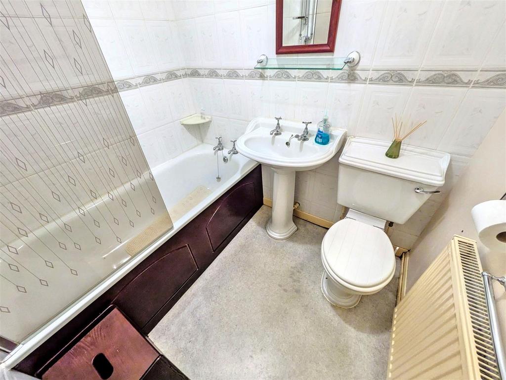 Bathroom 2.jpeg