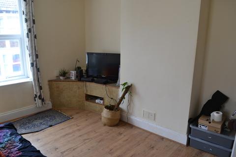 2 bedroom apartment to rent, Chaplin Road