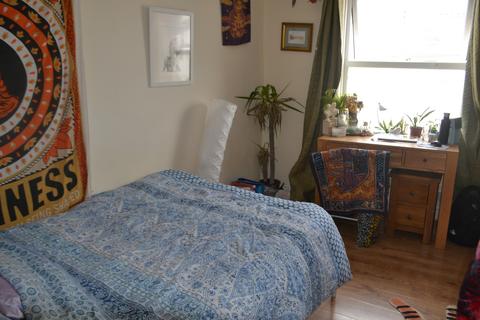 2 bedroom apartment to rent, Chaplin Road