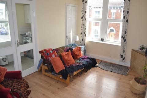 2 bedroom apartment to rent, Chaplin Road