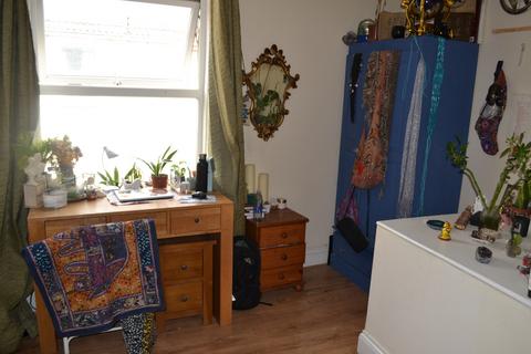 2 bedroom apartment to rent, Chaplin Road