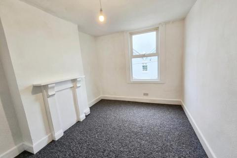 2 bedroom flat to rent, Heywood Terrace, Bristol BS20